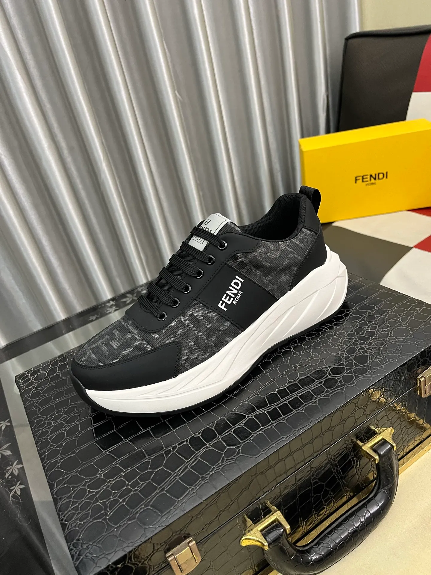 Ex-factory price: 438⌚️⌚️[Fendi] Fendi’s latest casual shoes for men! Available at counters simultaneously! A one-to-one replica of the original. Made entirely of imported top-grain calfskin, the interior is made of top-grain water-dyed cowhide, and the original factory-supplied rubber outsole. Leading new fashion concepts. Matching code: 38-442️⃣Colors available